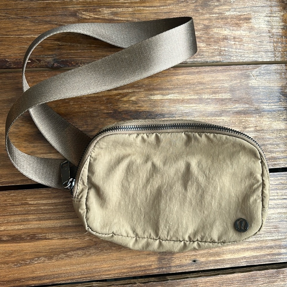 Lululemon Everywhere Belt Bag - Artifact